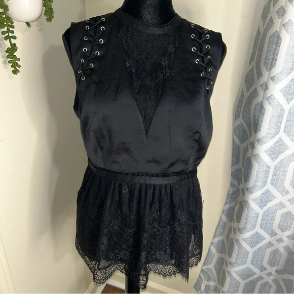 Guess NWT Vera Lace Top - Picture 1 of 7